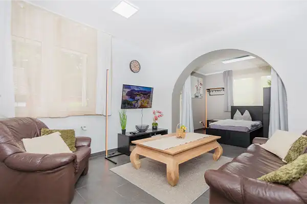 Wohnzimmer mit bequemer Couch